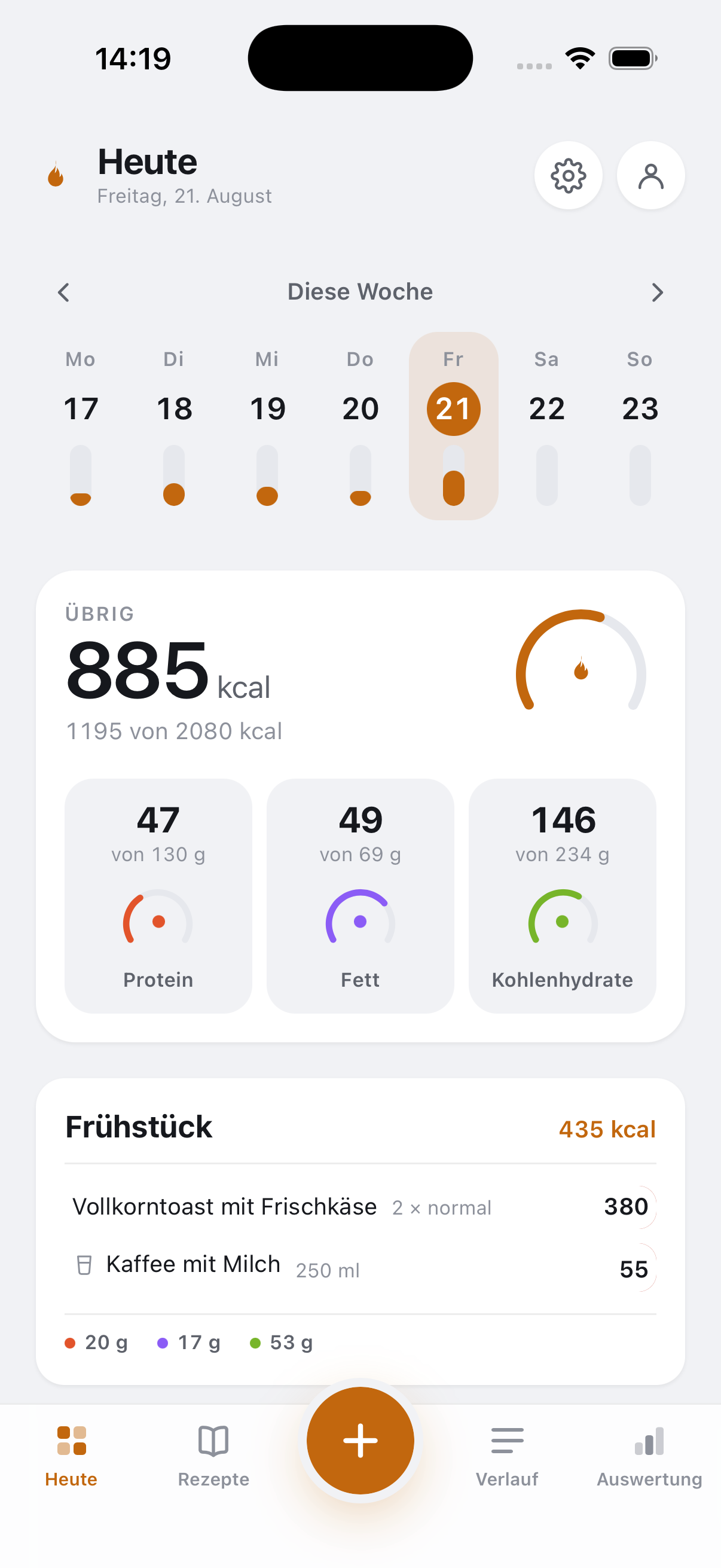 Nusto auf einem iPhone: 885 kcal übrig von 2080, daneben Protein, Fett und Kohlenhydrate, darunter das Frühstück mit Vollkorntoast und Kaffee.